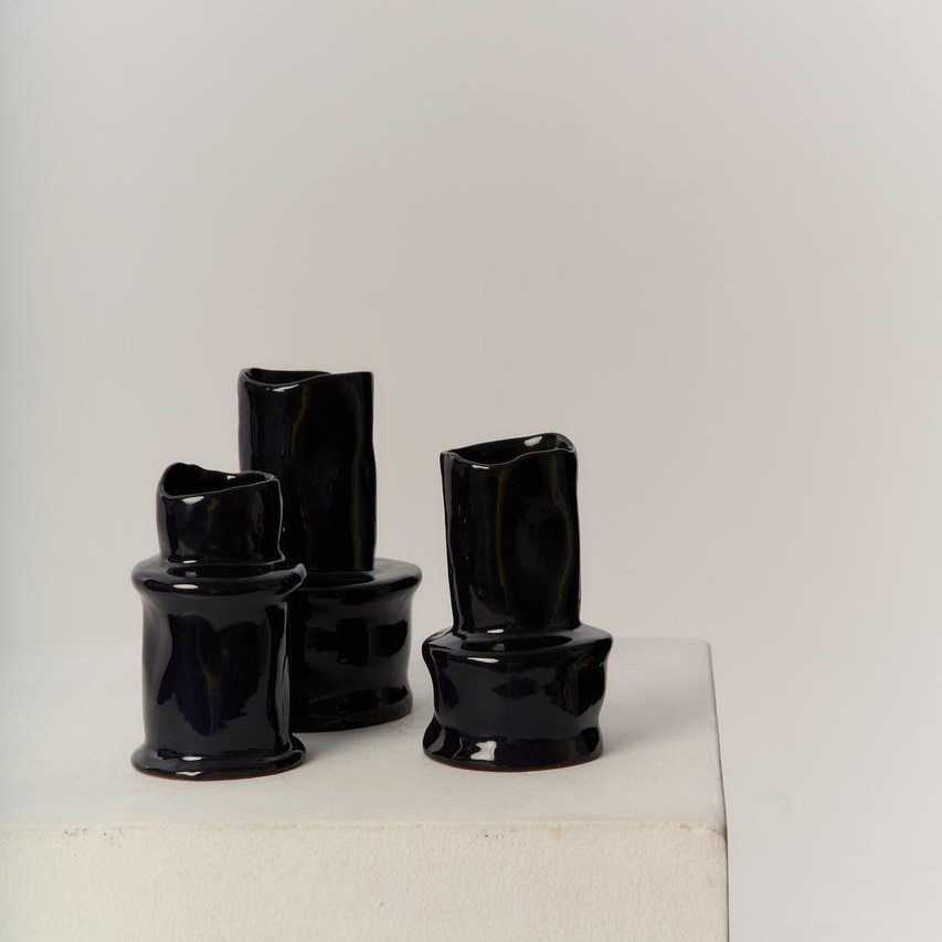 Сет черных кривых ваз