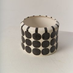 Круглая банка с черными кружками