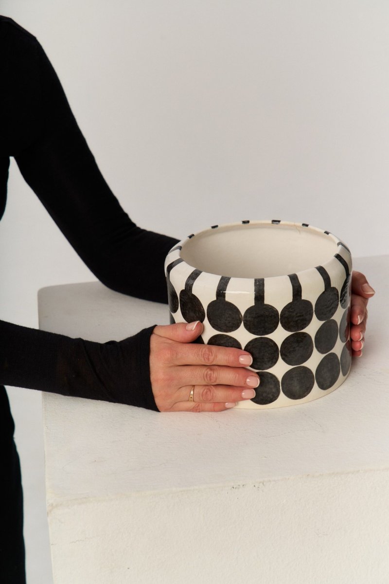 Круглая банка с черными кружками