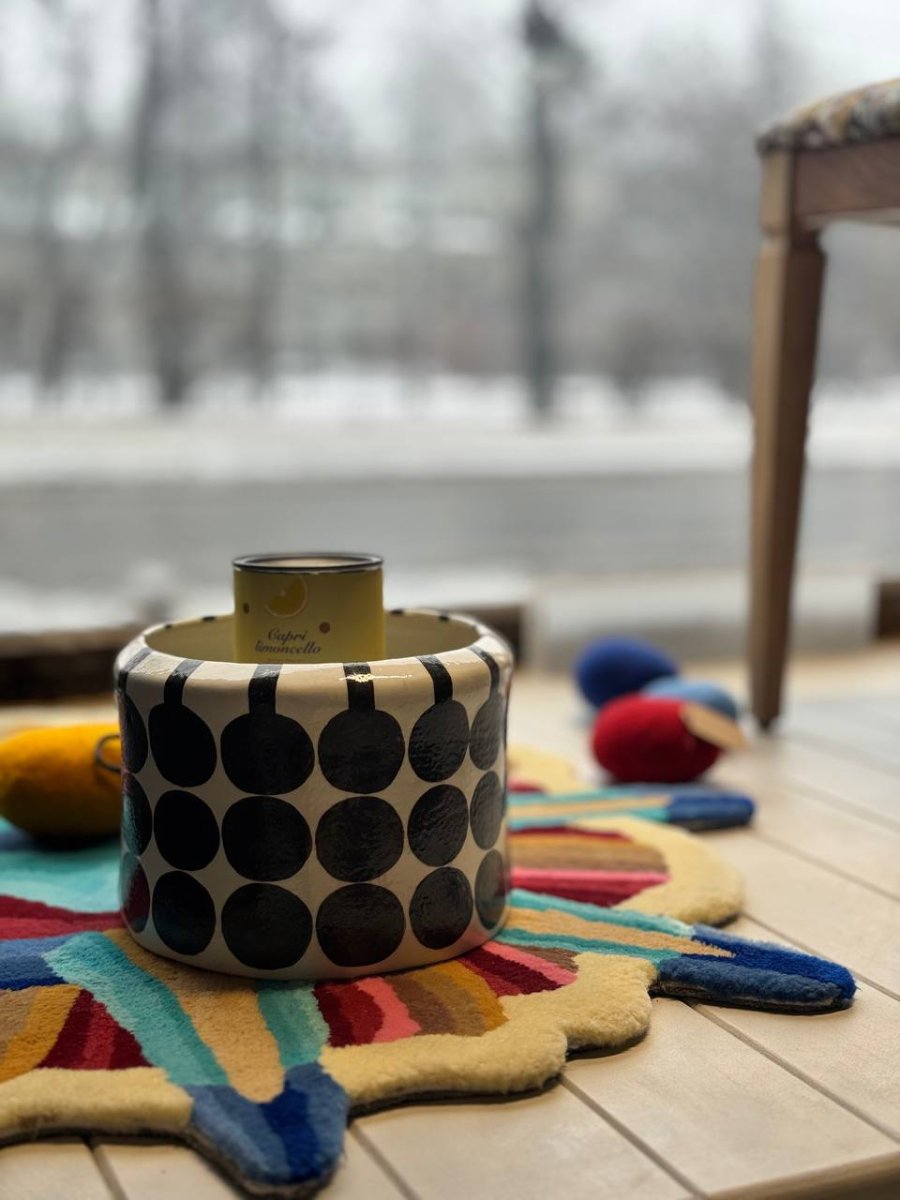 Круглая банка с черными кружками