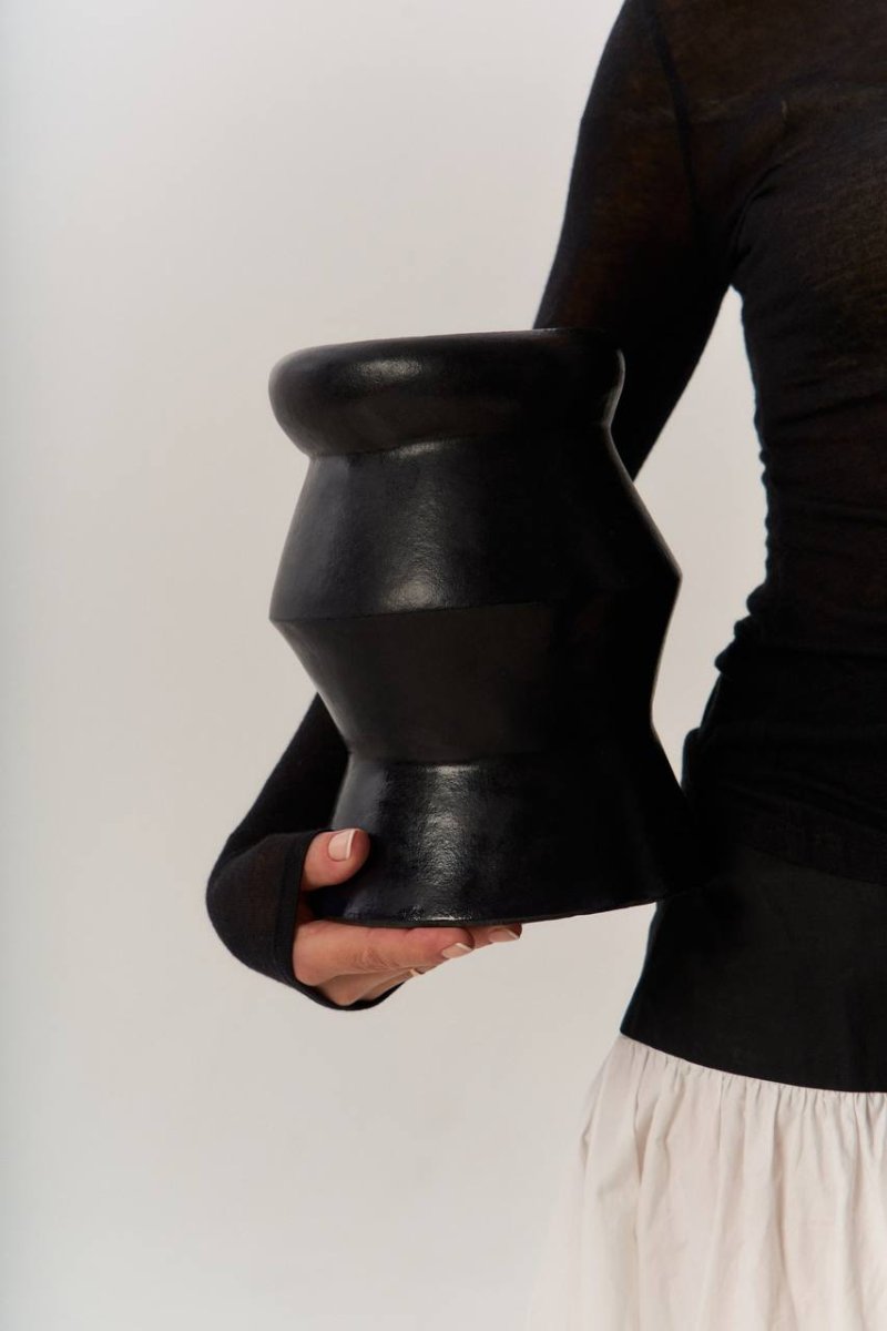 Черная ваза