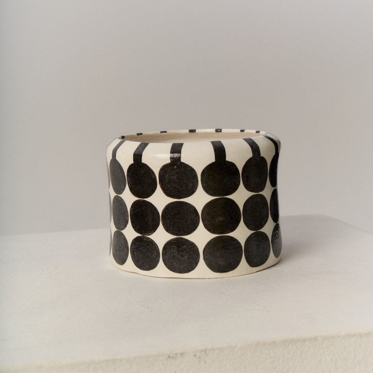 Круглая банка с черными кружками