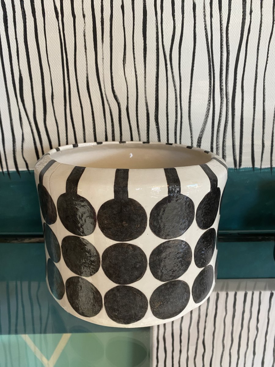 Круглая банка с черными кружками